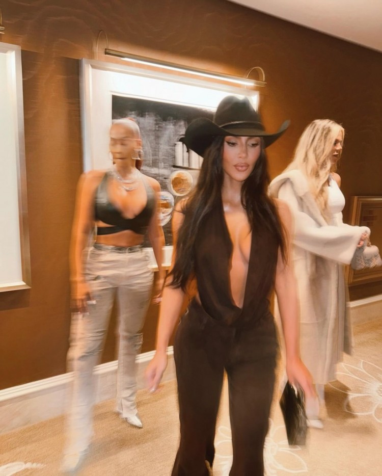 金卡戴珊KIMKARDASHIAN分享了她的超级碗私人照片因为她的名人套房被贴上无聊的标签